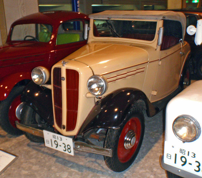  :: „1938 Datsun Model 17 roadster“ von Kzaral,cropped and altered by uploader Mr.choppers - Motorcar Museum of Japan. Lizenziert unter CC BY 2.0 über Wikimedia Commons - https://commons.wikimedia.org/wiki/File:1938_Datsun_Model_17_roadster.jpg#/media/File:1938_Datsun_Model_17_roadster.jpg