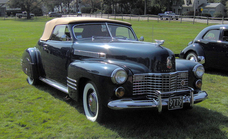  :: „1941 Cadillac Series 62 convertible coupe“ von Stephen Foskett (Wikipedia User: sfoskett) - 2006 Bay State Antique Automobile Club Vintage show. Lizenziert unter CC BY-SA 3.0 über Wikimedia Commons - https://commons.wikimedia.org/wiki/File:1941_Cadillac_Series_62_convertible_coupe.JPG#/media/File:1941_Cadillac_Series_62_convertible_coupe.JPG