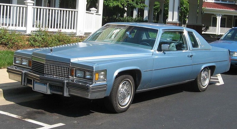  :: „1977-1979 Cadillac Coupe de Ville front“ von IFCAR - Eigenes Werk. Lizenziert unter Gemeinfrei über Wikimedia Commons - https://commons.wikimedia.org/wiki/File:1977-1979_Cadillac_Coupe_de_Ville_front.jpg#/media/File:1977-1979_Cadillac_Coupe_de_Ville_front.jpg
