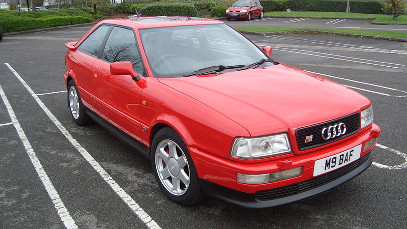  :: „1996 Audi S2 Coupe (13666047724)“ von Kieran White from Manchester, England - 1996 Audi S2 Coupe. Lizenziert unter CC BY 2.0 über Wikimedia Commons - https://commons.wikimedia.org/wiki/File:1996_Audi_S2_Coupe_(13666047724).jpg#/media/File:1996_Audi_S2_Coupe_(13666047724).jpg
