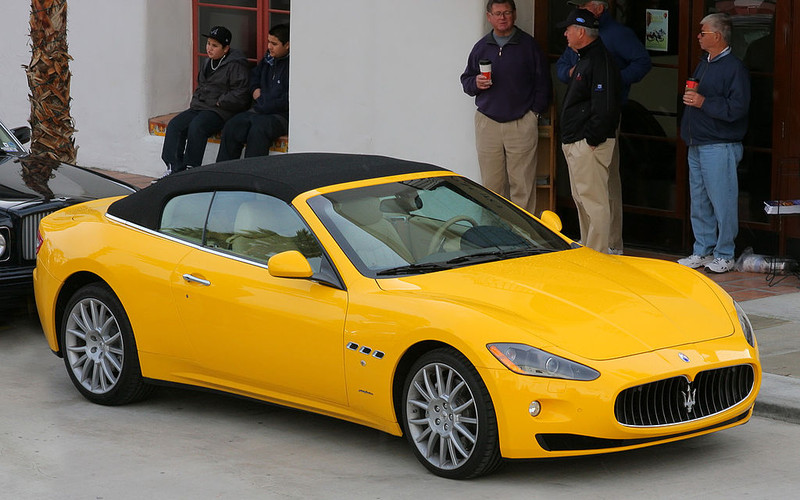  :: „2010 Maserati GranCabrio - yellow - fvr“ von Rex Gray from Southern California - 2010 Maserati Spyder - yellow - fvr. Lizenziert unter CC BY 2.0 über Wikimedia Commons - https://commons.wikimedia.org/wiki/File:2010_Maserati_GranCabrio_-_yellow_-_fvr.jpg#/media/File:2010_Maserati_GranCabrio_-_yellow_-_fvr.jpg