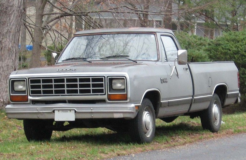  :: „81-93 Dodge Ram“ von IFCAR - Eigenes Werk. Lizenziert unter Gemeinfrei über Wikimedia Commons - https://commons.wikimedia.org/wiki/File:81-93_Dodge_Ram.jpg#/media/File:81-93_Dodge_Ram.jpg