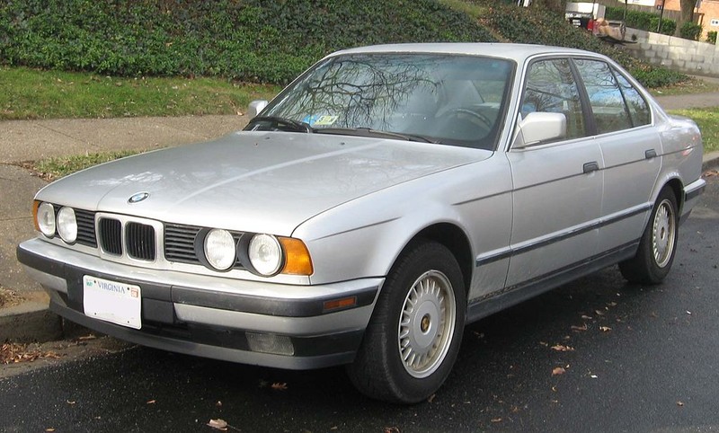  :: „BMW 525i E34“ von IFCAR - Eigenes Werk. Lizenziert unter Gemeinfrei über Wikimedia Commons - https://commons.wikimedia.org/wiki/File:BMW_525i_E34.jpg#/media/File:BMW_525i_E34.jpg