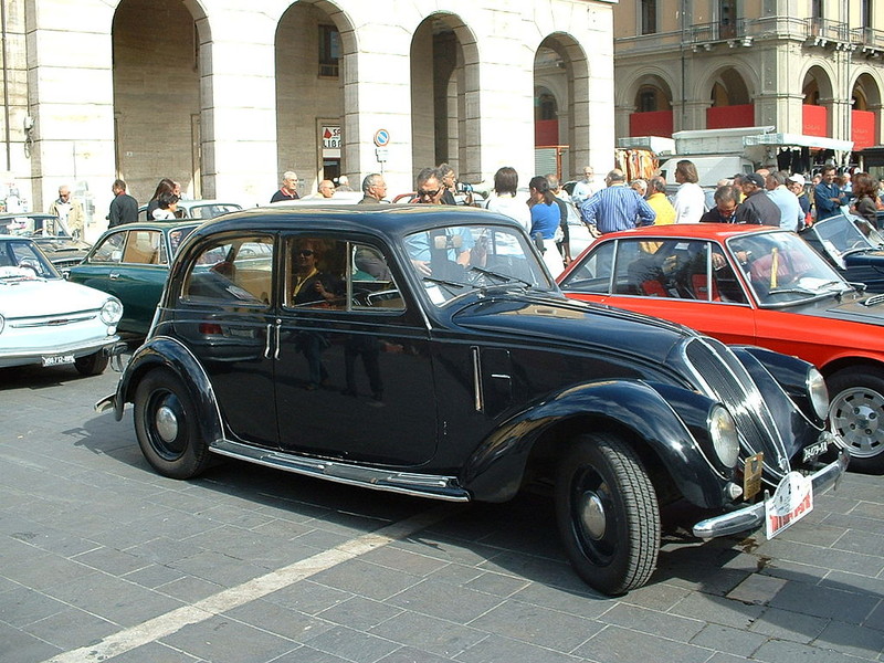  :: „Fiat 1500 B, 1938“ von Ekki01 - Eigenes Werk. Lizenziert unter CC BY-SA 3.0 über Wikimedia Commons - https://commons.wikimedia.org/wiki/File:Fiat_1500_B,_1938.JPG#/media/File:Fiat_1500_B,_1938.JPG