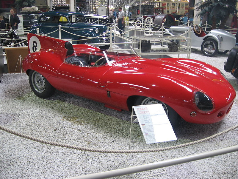  :: „Jaguar D-Type 1954“ von No machine readable author provided. Helicop~commonswiki assumed (based on copyright claims). - No machine readable source provided. Own work assumed (based on copyright claims).. Lizenziert unter CC BY-SA 3.0 über Wikimedia Commons - https://commons.wikimedia.org/wiki/File:Jaguar_D-Type_1954.jpg#/media/File:Jaguar_D-Type_1954.jpg