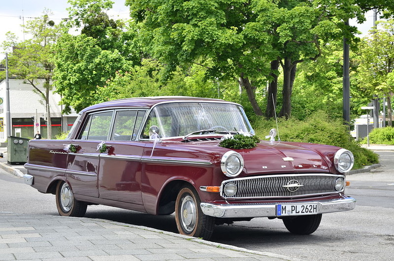  :: „Opel Kapitän in Rot“ von Guido Radig - Eigenes Werk. Lizenziert unter CC BY 3.0 über Wikimedia Commons - https://commons.wikimedia.org/wiki/File:Opel_Kapit%C3%A4n_in_Rot.JPG#/media/File:Opel_Kapit%C3%A4n_in_Rot.JPG