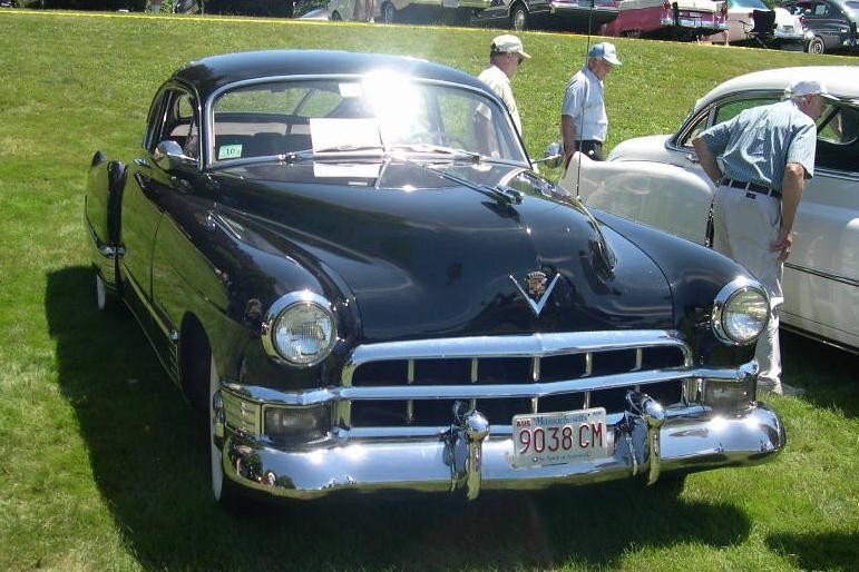  :: „1949 Cadillac Series 61 Coupe“. Lizenziert unter CC BY-SA 3.0 über Wikimedia Commons - https://commons.wikimedia.org/wiki/File:1949_Cadillac_Series_61_Coupe.jpg#/media/File:1949_Cadillac_Series_61_Coupe.jpg