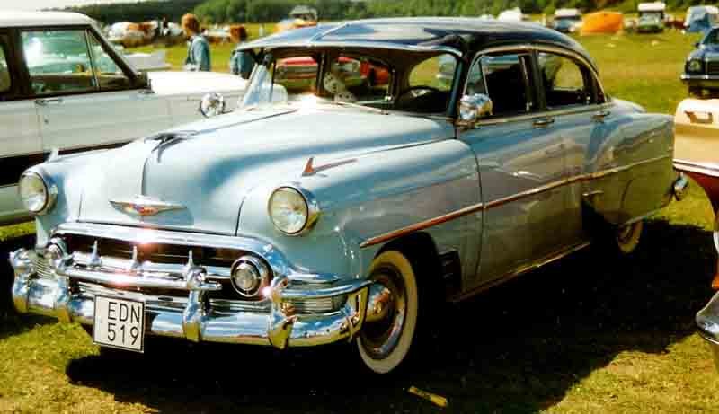  :: „1953 Chevrolet 2103 4-Door Sedan EDN519“ von I, Lglswe. Lizenziert unter CC BY-SA 3.0 über Wikimedia Commons - https://commons.wikimedia.org/wiki/File:1953_Chevrolet_2103_4-Door_Sedan_EDN519.jpg#/media/File:1953_Chevrolet_2103_4-Door_Sedan_EDN519.jpg