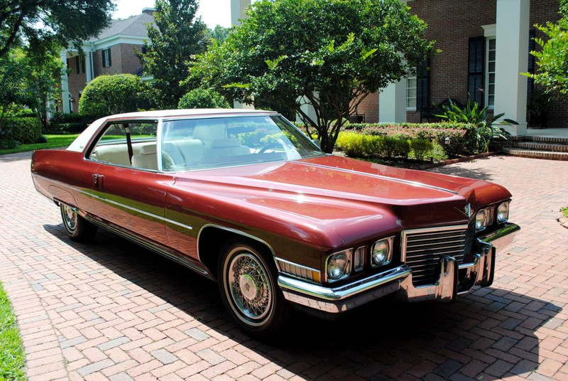  :: „1972 Cadillac Coupe Deville fvr“ von That Hartford Guy - Flickr: 1972 Cadillac Coupe Deville. Lizenziert unter CC BY-SA 2.0 über Wikimedia Commons - https://commons.wikimedia.org/wiki/File:1972_Cadillac_Coupe_Deville_fvr.jpg#/media/File:1972_Cadillac_Coupe_Deville_fvr.jpg