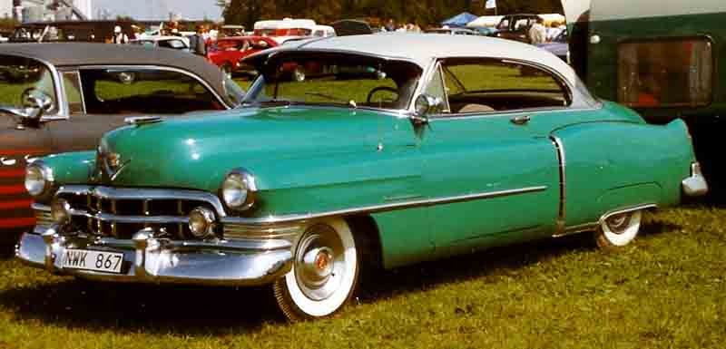  :: „Cadillac Coupe De Ville 1950“ von Lars-Göran Lindgren Sweden - Eigenes Werk. Lizenziert unter CC BY-SA 3.0 über Wikimedia Commons - https://commons.wikimedia.org/wiki/File:Cadillac_Coupe_De_Ville_1950.jpg#/media/File:Cadillac_Coupe_De_Ville_1950.jpg