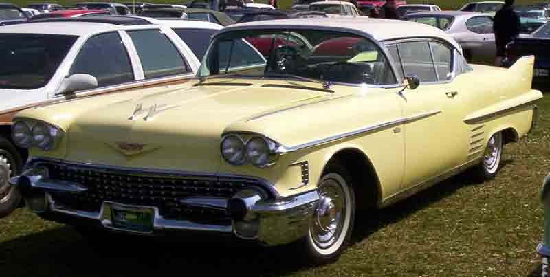  :: „Cadillac Coupe De Ville 1958“ von Lars-Göran Lindgren Sweden - Eigenes Werk. Lizenziert unter GFDL über Wikimedia Commons - https://commons.wikimedia.org/wiki/File:Cadillac_Coupe_De_Ville_1958.jpg#/media/File:Cadillac_Coupe_De_Ville_1958.jpg