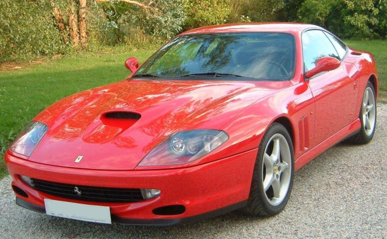  :: „Ferrari 550 maranello vue avant“ von User Guibo on fr.wikipedia - Guibo. Lizenziert unter GPL über Wikimedia Commons - https://commons.wikimedia.org/wiki/File:Ferrari_550_maranello_vue_avant.jpg#/media/File:Ferrari_550_maranello_vue_avant.jpg