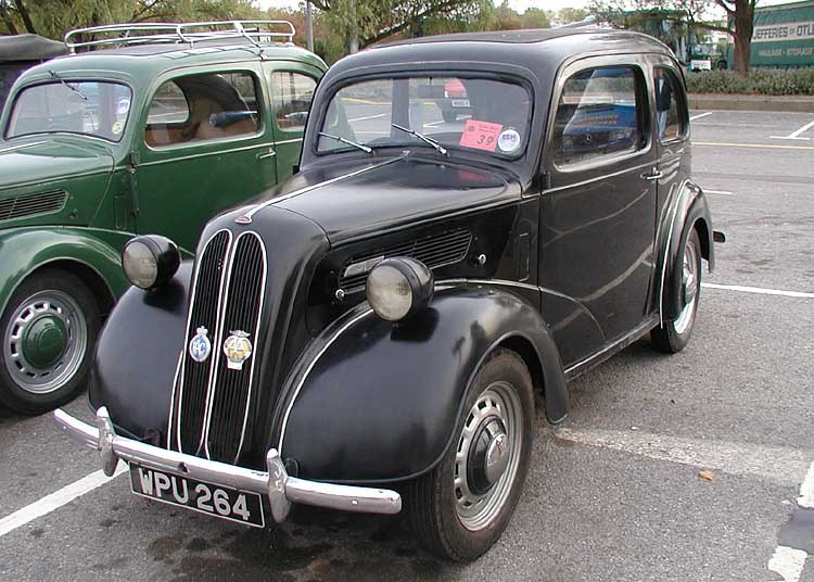  :: „Ford.anglia.bristol.750pix“. Lizenziert unter Gemeinfrei über Wikimedia Commons - https://commons.wikimedia.org/wiki/File:Ford.anglia.bristol.750pix.jpg#/media/File:Ford.anglia.bristol.750pix.jpg