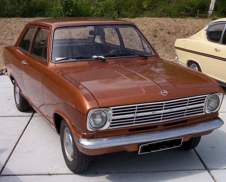  :: „Opel Kadett B“. Lizenziert unter CC BY-SA 3.0 über Wikimedia Commons - https://commons.wikimedia.org/wiki/File:Opel_Kadett_B.jpg#/media/File:Opel_Kadett_B.jpg