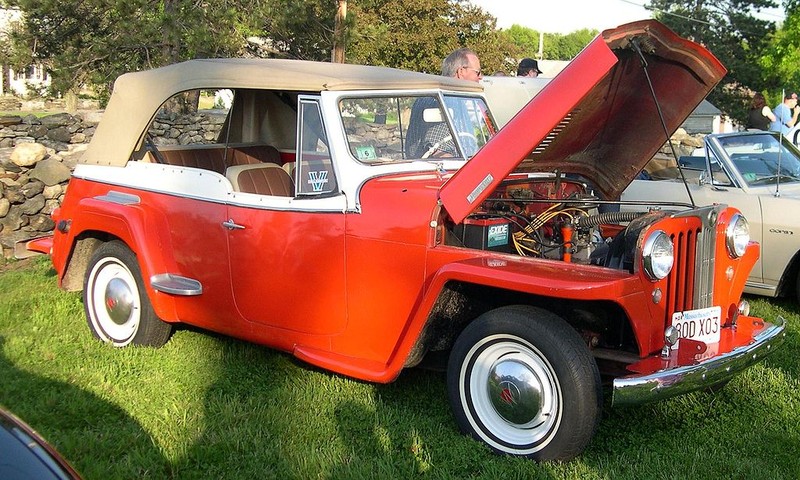  :: „1948 Willys Jeepster“. Lizenziert unter CC BY-SA 3.0 über Wikimedia Commons - https://commons.wikimedia.org/wiki/File:1948_Willys_Jeepster.jpg#/media/File:1948_Willys_Jeepster.jpg