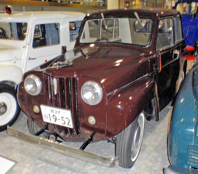  :: „1952 Datsun DS-2 Thrift“ von Kzaral,cropped and altered by uploader Mr.choppers - Motorcar Museum of Japan. Lizenziert unter CC BY 2.0 über Wikimedia Commons - https://commons.wikimedia.org/wiki/File:1952_Datsun_DS-2_Thrift.jpg#/media/File:1952_Datsun_DS-2_Thrift.jpg