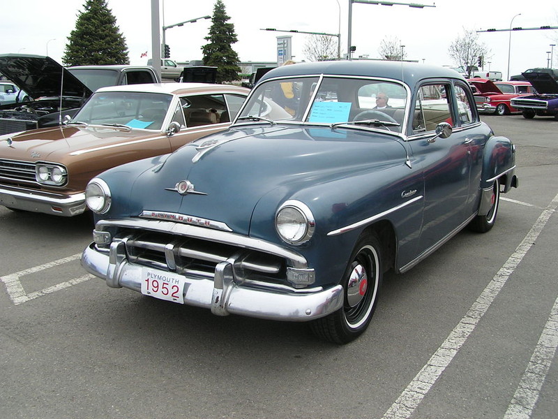  :: „1952 Plymouth Cranbrook“ von dave_7 - originally posted to Flickr as 1952 Plymouth Cranbrook. Lizenziert unter CC BY-SA 2.0 über Wikimedia Commons - https://commons.wikimedia.org/wiki/File:1952_Plymouth_Cranbrook.jpg#/media/File:1952_Plymouth_Cranbrook.jpg