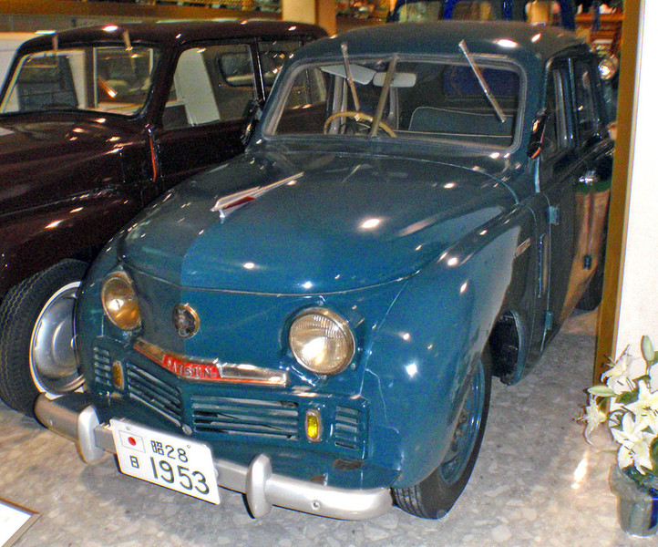  :: „1953 Datsun DB-4“ von Kzaral,cropped and altered by uploader Mr.choppers - Motorcar Museum of Japan. Lizenziert unter CC BY 2.0 über Wikimedia Commons - https://commons.wikimedia.org/wiki/File:1953_Datsun_DB-4.jpg#/media/File:1953_Datsun_DB-4.jpg