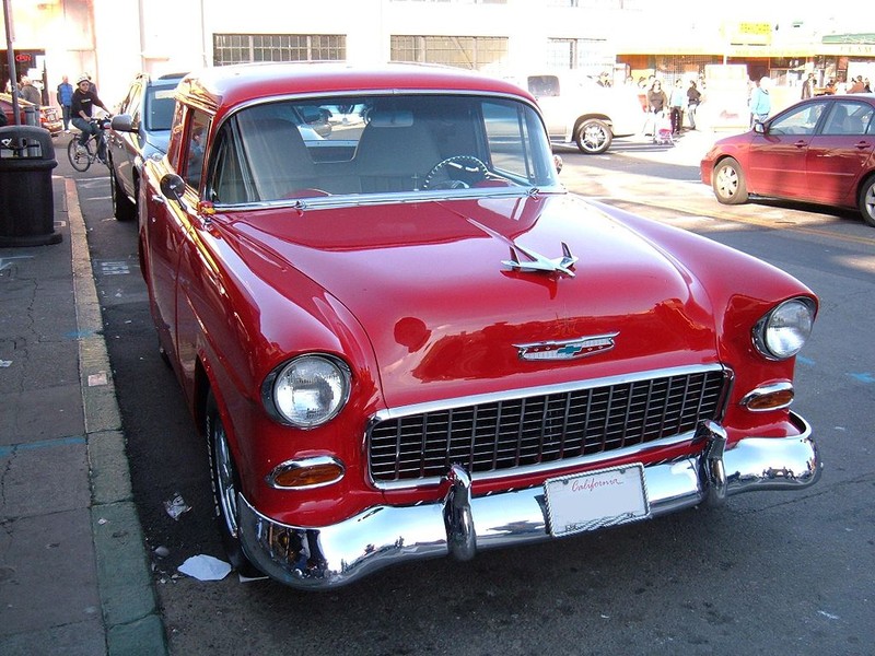  :: „1955 red Chevrolet wagon front“ von BrokenSphere - Eigenes Werk. Lizenziert unter CC BY-SA 3.0 über Wikimedia Commons - https://commons.wikimedia.org/wiki/File:1955_red_Chevrolet_wagon_front.JPG#/media/File:1955_red_Chevrolet_wagon_front.JPG