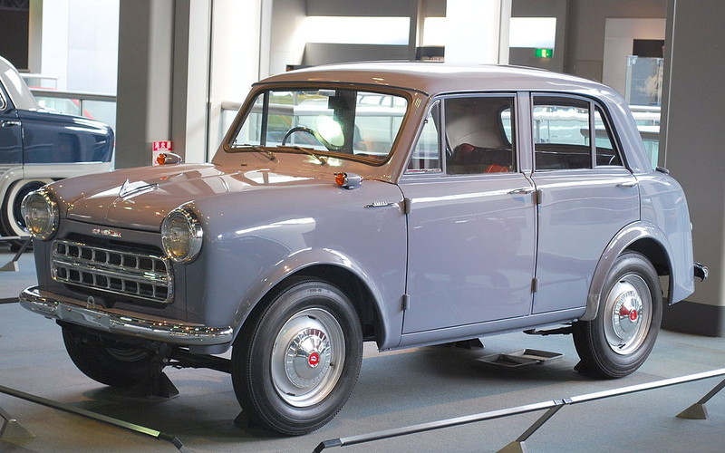  :: „1956 Datsun Model 112 02“ von Mytho88 - Eigenes Werk. Lizenziert unter CC BY-SA 3.0 über Wikimedia Commons - https://commons.wikimedia.org/wiki/File:1956_Datsun_Model_112_02.jpg#/media/File:1956_Datsun_Model_112_02.jpg