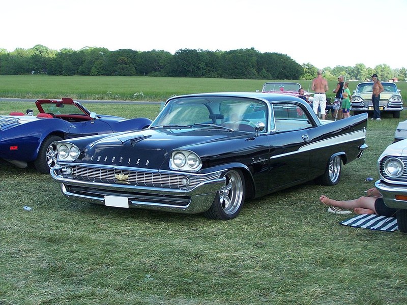  :: „1958 Chrysler Saratoga“ von Spantax - Eigenes Werk. Lizenziert unter CC BY-SA 3.0 über Wikimedia Commons - https://commons.wikimedia.org/wiki/File:1958_Chrysler_Saratoga.JPG#/media/File:1958_Chrysler_Saratoga.JPG