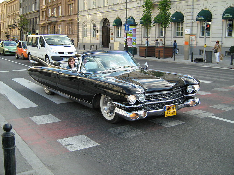  :: „1959 Cadillac Eldorado Biarritz convertible in Warsaw“ von CZmarlin — Christopher Ziemnowicz, releases all rights but a photo credit would be appreciated if this image is used anywhere other than Wikipedia. Please leave a note at Wikipedia here. Thank you! - Eigenes Werk. Lizenziert unter Gemeinfrei über Wikimedia Commons - https://commons.wikimedia.org/wiki/File:1959_Cadillac_Eldorado_Biarritz_convertible_in_Warsaw.jpg#/media/File:1959_Cadillac_Eldorado_Biarritz_convertible_in_Warsaw.jpg