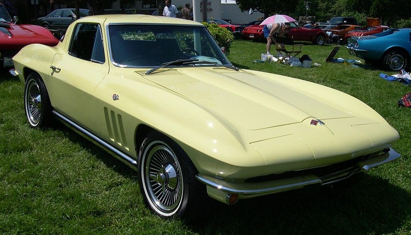  :: „1965 Chevrolet Corvette front“. Lizenziert unter CC BY-SA 3.0 über Wikimedia Commons - https://commons.wikimedia.org/wiki/File:1965_Chevrolet_Corvette_front.jpg#/media/File:1965_Chevrolet_Corvette_front.jpg
