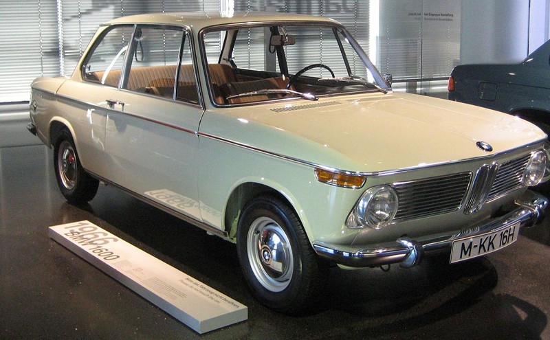  :: „1966 BMW 1600-2 in BMW Museum“ von Biso - Eigenes Werk. Lizenziert unter CC BY 3.0 über Wikimedia Commons - https://commons.wikimedia.org/wiki/File:1966_BMW_1600-2_in_BMW_Museum.jpg#/media/File:1966_BMW_1600-2_in_BMW_Museum.jpg