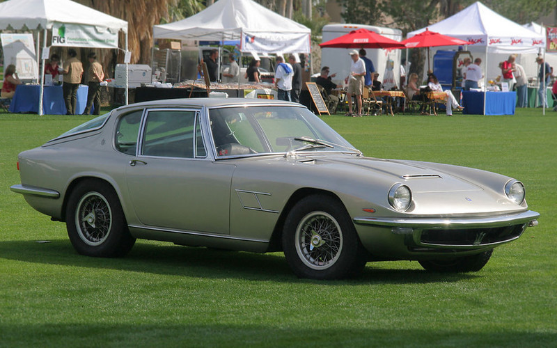  :: „1967 Maserati Mistral Coupe - silver - fvr (4637057473) cropped“ von Rex GrayAltered by Cloverleaf II - 1967 Maserati Mistral Coupe - silver - fvr. Lizenziert unter CC BY 2.0 über Wikimedia Commons - https://commons.wikimedia.org/wiki/File:1967_Maserati_Mistral_Coupe_-_silver_-_fvr_(4637057473)_cropped.jpg#/media/File:1967_Maserati_Mistral_Coupe_-_silver_-_fvr_(4637057473)_cropped.jpg