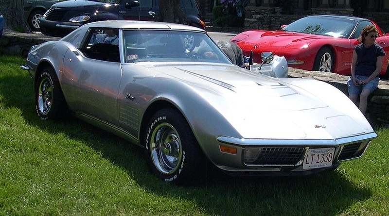  :: „1971 Chevrolet Corvette LT1“. Lizenziert unter CC BY-SA 3.0 über Wikimedia Commons - https://commons.wikimedia.org/wiki/File:1971_Chevrolet_Corvette_LT1.jpg#/media/File:1971_Chevrolet_Corvette_LT1.jpg