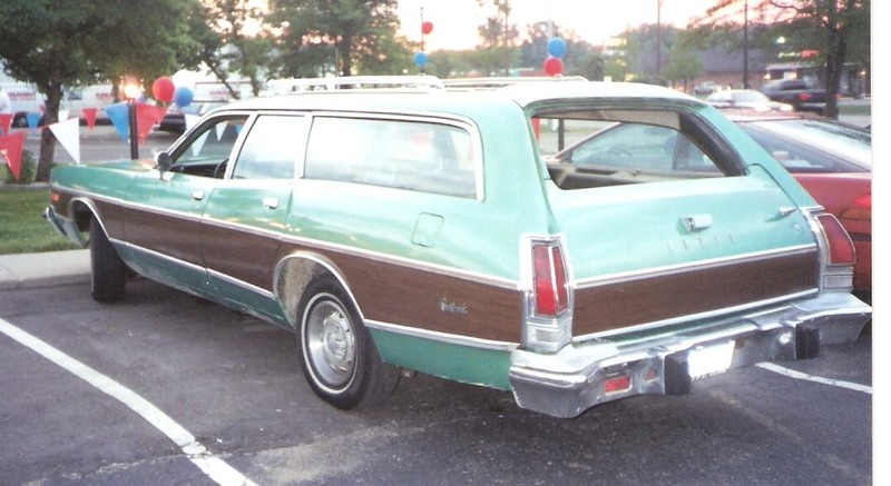  :: „1975 Dodge Coronet Crestwood“ von Josephew at en.wikipedia. Lizenziert unter CC BY-SA 3.0 über Wikimedia Commons - https://commons.wikimedia.org/wiki/File:1975_Dodge_Coronet_Crestwood.jpg#/media/File:1975_Dodge_Coronet_Crestwood.jpg