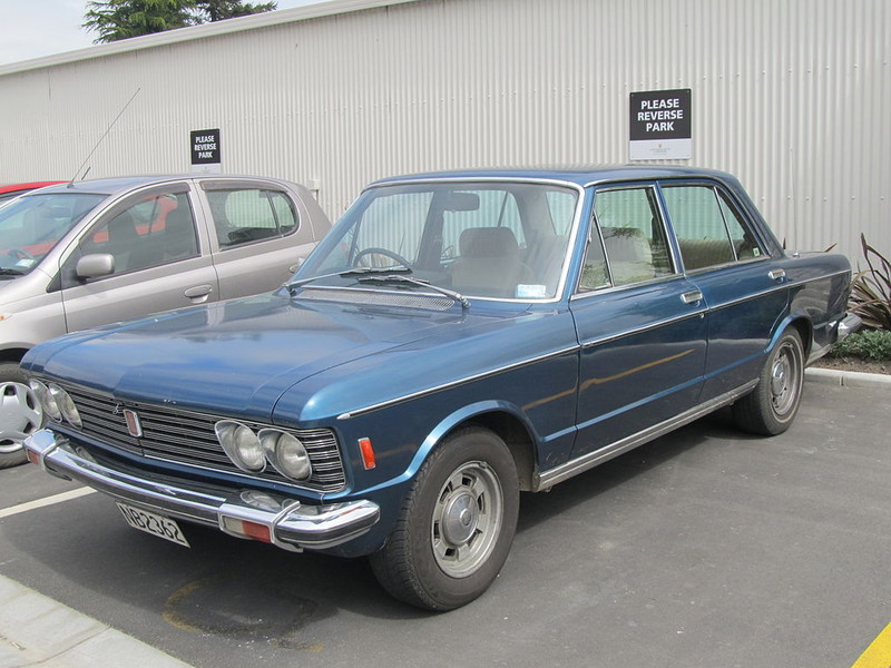 :: „1975 Fiat 130 Saloon (10815545196)“ von Riley from Christchurch, New Zealand - 1975 Fiat 130 Saloon. Lizenziert unter CC BY 2.0 über Wikimedia Commons - https://commons.wikimedia.org/wiki/File:1975_Fiat_130_Saloon_(10815545196).jpg#/media/File:1975_Fiat_130_Saloon_(10815545196).jpg