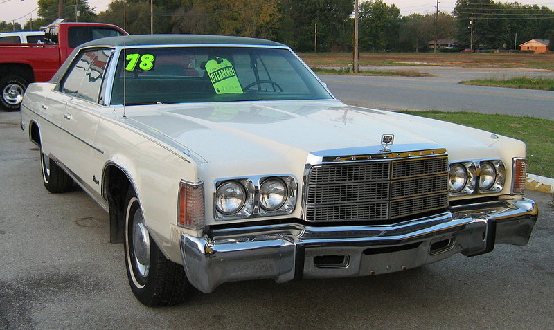 :: „1978 Chrysler Newport 4-door hardtop f“ von CZmarlin — Christopher Ziemnowicz, releases all rights but a photo credit would be appreciated if this image is used anywhere other than Wikipedia. Please leave a note at Wikipedia here. Thank you! - Eigenes Werk. Lizenziert unter Gemeinfrei über Wikimedia Commons - https://commons.wikimedia.org/wiki/File:1978_Chrysler_Newport_4-door_hardtop_f.jpg#/media/File:1978_Chrysler_Newport_4-door_hardtop_f.jpg