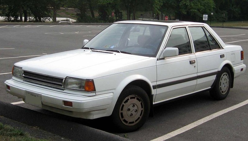  :: „1987-1989 Nissan Stanza GXE“ von IFCAR - Eigenes Werk. Lizenziert unter Gemeinfrei über Wikimedia Commons - https://commons.wikimedia.org/wiki/File:1987-1989_Nissan_Stanza_GXE.jpg#/media/File:1987-1989_Nissan_Stanza_GXE.jpg