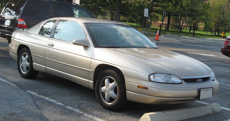  :: „1995-99 Chevrolet Monte Carlo“ von IFCAR - Eigenes Werk. Lizenziert unter Gemeinfrei über Wikimedia Commons - https://commons.wikimedia.org/wiki/File:1995-99_Chevrolet_Monte_Carlo.jpg#/media/File:1995-99_Chevrolet_Monte_Carlo.jpg