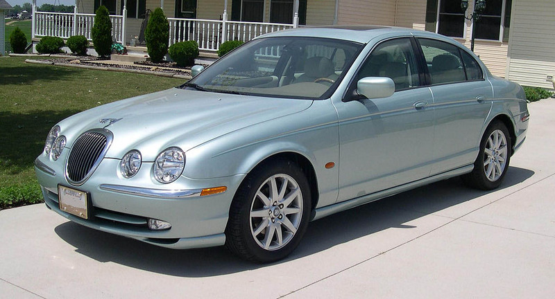  :: „2001 Jaguar S-Type“. Lizenziert unter CC BY-SA 3.0 über Wikimedia Commons - https://commons.wikimedia.org/wiki/File:2001_Jaguar_S-Type.JPG#/media/File:2001_Jaguar_S-Type.JPG
