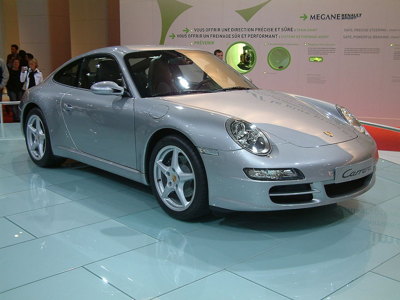  :: „2004 silver Porsche 911 Carrera type 997“ von storem - Flickr. Lizenziert unter CC BY-SA 2.0 über Wikimedia Commons - https://commons.wikimedia.org/wiki/File:2004_silver_Porsche_911_Carrera_type_997.jpg#/media/File:2004_silver_Porsche_911_Carrera_type_997.jpg