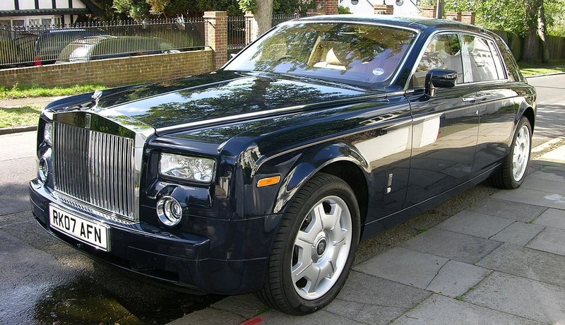  :: „2007 Rolls Royce Phantom - Flickr - The Car Spy (4)“ von The Car Spy - 2007 Rolls Royce Phantom. Lizenziert unter CC BY 2.0 über Wikimedia Commons - https://commons.wikimedia.org/wiki/File:2007_Rolls_Royce_Phantom_-_Flickr_-_The_Car_Spy_(4).jpg#/media/File:2007_Rolls_Royce_Phantom_-_Flickr_-_The_Car_Spy_(4).jpg