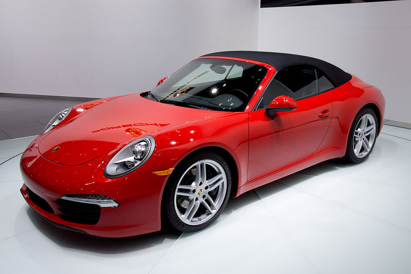  :: „2012 NAIAS Red Porsche 991 convertible (world premiere)“ von Calm Vistas - As classic as they get. Lizenziert unter CC BY 2.0 über Wikimedia Commons - https://commons.wikimedia.org/wiki/File:2012_NAIAS_Red_Porsche_991_convertible_(world_premiere).jpg#/media/File:2012_NAIAS_Red_Porsche_991_convertible_(world_premiere).jpg