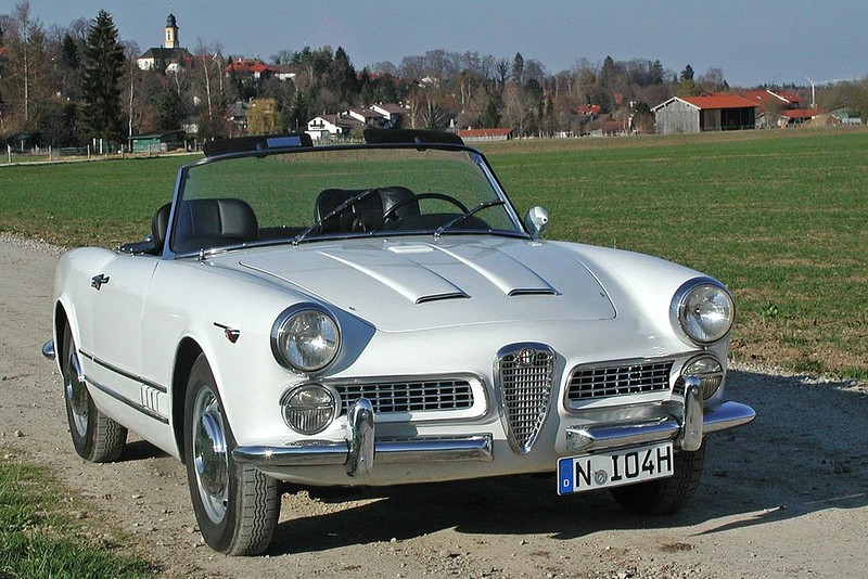  :: „Alfa 2000 touring spider“. Lizenziert unter CC BY-SA 3.0 über Wikimedia Commons - https://commons.wikimedia.org/wiki/File:Alfa_2000_touring_spider.JPG#/media/File:Alfa_2000_touring_spider.JPG