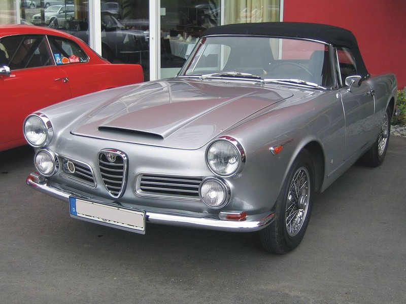  :: „Alfa 2600 Touring Spider“. Lizenziert unter CC BY-SA 3.0 über Wikimedia Commons - https://commons.wikimedia.org/wiki/File:Alfa_2600_Touring_Spider.jpg#/media/File:Alfa_2600_Touring_Spider.jpg