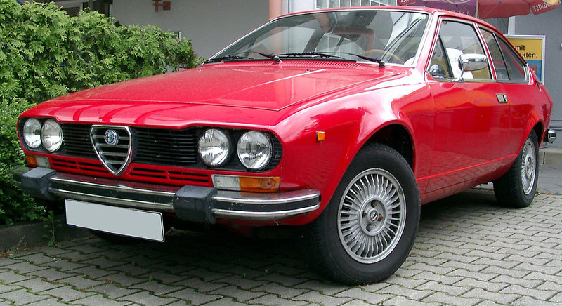  :: „Alfa Romeo GTV Coupé front 20070516“ von Rudolf Stricker - Eigenes Werk. Lizenziert unter CC BY-SA 3.0 über Wikimedia Commons - https://commons.wikimedia.org/wiki/File:Alfa_Romeo_GTV_Coup%C3%A9_front_20070516.jpg#/media/File:Alfa_Romeo_GTV_Coup%C3%A9_front_20070516.jpg