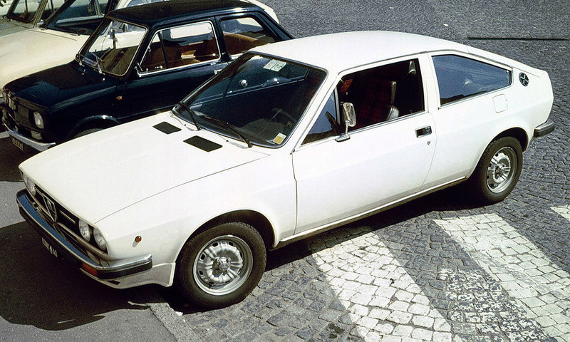  :: „Alfasud Coupe Bianca“ von Charles01 - my own collection. Lizenziert unter Gemeinfrei über Wikimedia Commons - https://commons.wikimedia.org/wiki/File:Alfasud_Coupe_Bianca.JPG#/media/File:Alfasud_Coupe_Bianca.JPG