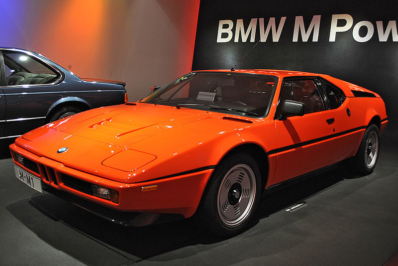  :: „BMW-M1-BMW-Museum“ von Olli1800 - Eigenes Werk. Lizenziert unter CC BY-SA 3.0 über Wikimedia Commons - https://commons.wikimedia.org/wiki/File:BMW-M1-BMW-Museum.jpg#/media/File:BMW-M1-BMW-Museum.jpg