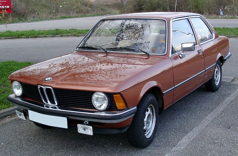  :: „BMW E21 front 20080331“ von Rudolf Stricker - Eigenes Werk. Lizenziert unter CC BY-SA 3.0 über Wikimedia Commons - https://commons.wikimedia.org/wiki/File:BMW_E21_front_20080331.jpg#/media/File:BMW_E21_front_20080331.jpg