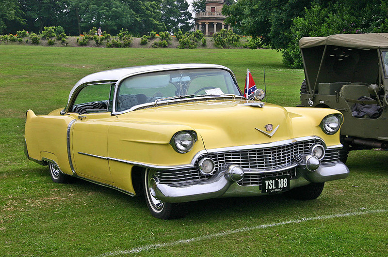  :: „Cadillac Coupe de Ville 1954 front“ von Redsimon at en.wikipedia. Lizenziert unter CC BY 2.5 über Wikimedia Commons - https://commons.wikimedia.org/wiki/File:Cadillac_Coupe_de_Ville_1954_front.jpg#/media/File:Cadillac_Coupe_de_Ville_1954_front.jpg