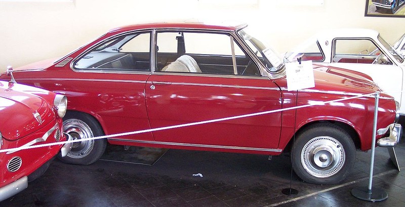  :: „DAF 55 Coupe l red“. Lizenziert unter CC BY-SA 3.0 über Wikimedia Commons - https://commons.wikimedia.org/wiki/File:DAF_55_Coupe_l_red.jpg#/media/File:DAF_55_Coupe_l_red.jpg