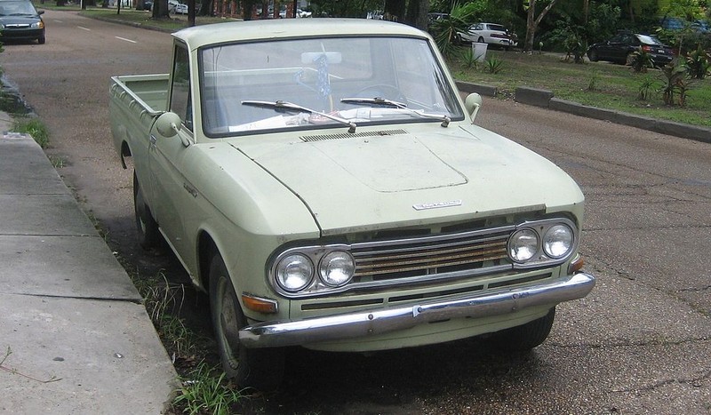  :: „Datsun1300PickupEsplanadeFront“ von No machine-readable author provided. Infrogmation assumed (based on copyright claims). - No machine-readable source provided. Own work assumed (based on copyright claims).. Lizenziert unter CC BY 2.5 über Wikimedia Commons - https://commons.wikimedia.org/wiki/File:Datsun1300PickupEsplanadeFront.jpg#/media/File:Datsun1300PickupEsplanadeFront.jpg