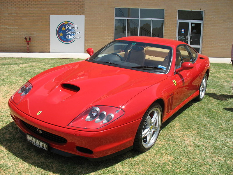  :: „Ferrari 575M Maranello“ von Qwertytam - photo taken by author. Lizenziert unter CC BY 2.5 über Wikimedia Commons - https://commons.wikimedia.org/wiki/File:Ferrari_575M_Maranello.jpg#/media/File:Ferrari_575M_Maranello.jpg