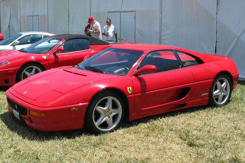  :: „Ferrari F355 Coupé“. Lizenziert unter CC BY-SA 2.0 über Wikimedia Commons - https://commons.wikimedia.org/wiki/File:Ferrari_F355_Coup%C3%A9.jpg#/media/File:Ferrari_F355_Coup%C3%A9.jpg